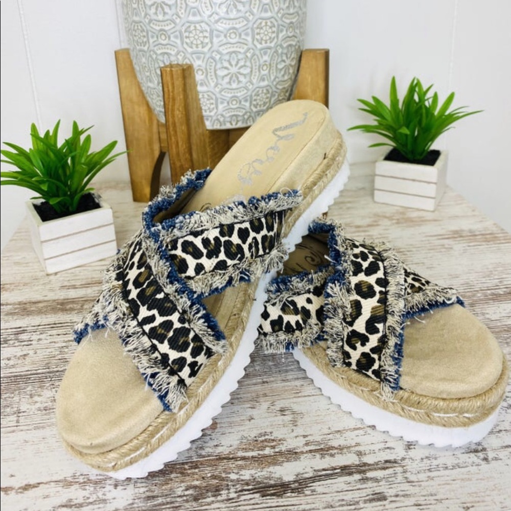 Cat crossing sandals